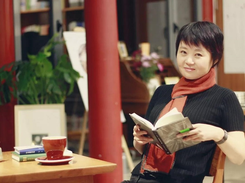 周晓枫读书照.jpg