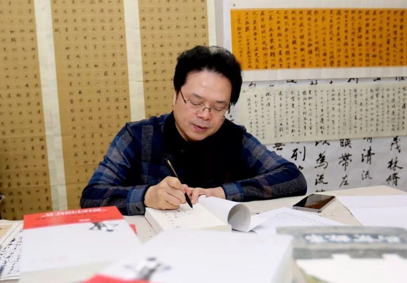 陈彦创作照.jpg
