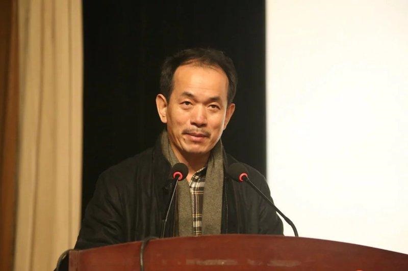 阎安讲台照.jpg